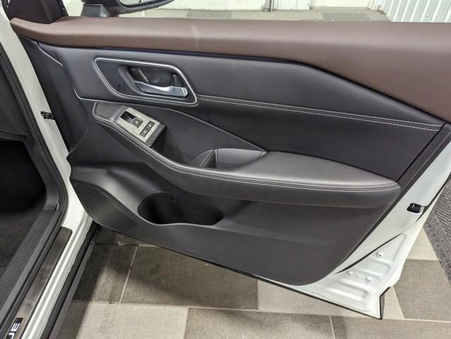 Photo of 2023 Pearl White Tricoat/Super Black Nissan Rogue