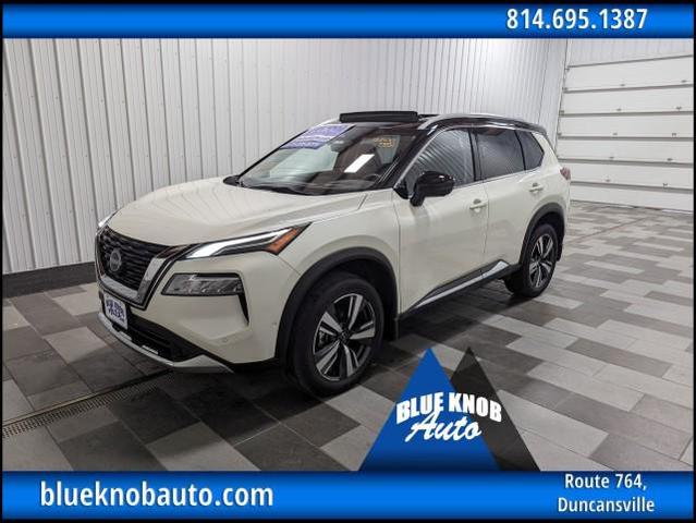 Photo of 2023 Pearl White Tricoat/Super Black Nissan Rogue