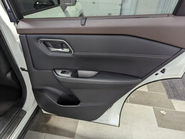 Photo of 2023 Pearl White Tricoat/Super Black Nissan Rogue