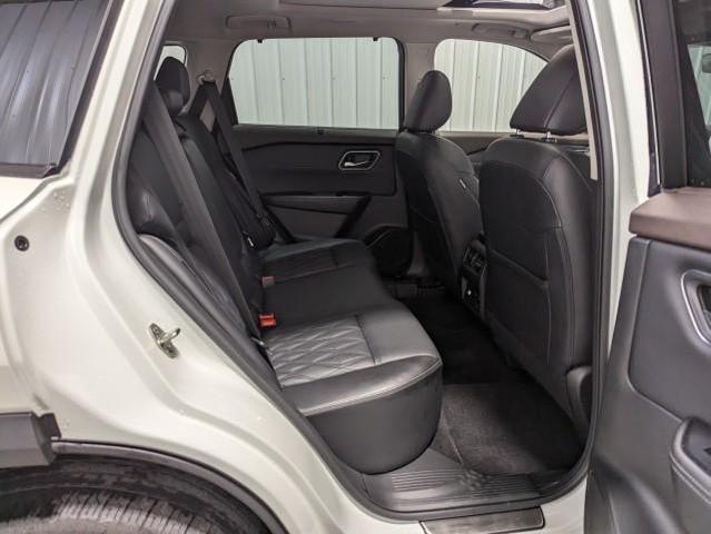 Photo of 2023 Pearl White Tricoat/Super Black Nissan Rogue