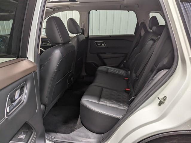 Photo of 2023 Pearl White Tricoat/Super Black Nissan Rogue