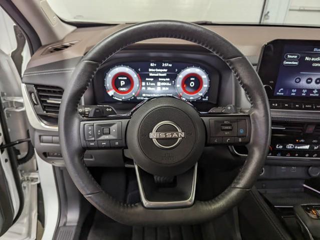 Photo of 2023 Pearl White Tricoat/Super Black Nissan Rogue