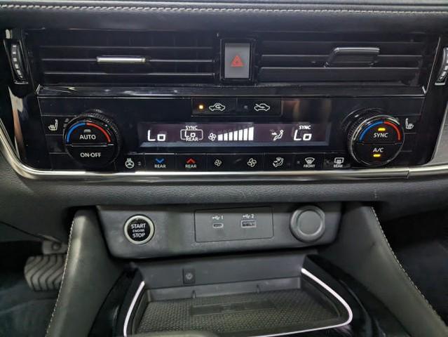 Photo of 2023 Pearl White Tricoat/Super Black Nissan Rogue