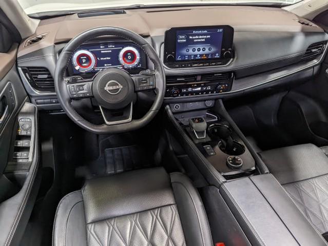 Photo of 2023 Pearl White Tricoat/Super Black Nissan Rogue