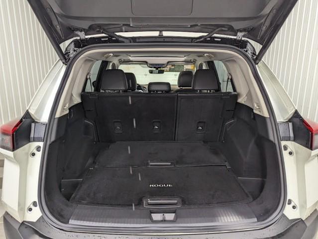 Photo of 2023 Pearl White Tricoat/Super Black Nissan Rogue