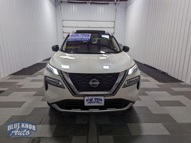 Photo of 2023 Pearl White Tricoat/Super Black Nissan Rogue