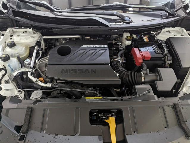 Photo of 2023 Pearl White Tricoat/Super Black Nissan Rogue