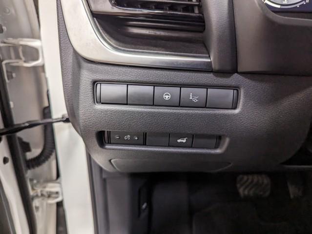Photo of 2023 Pearl White Tricoat/Super Black Nissan Rogue