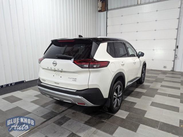 Photo of 2023 Pearl White Tricoat/Super Black Nissan Rogue