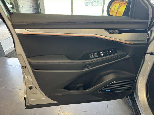 Photo of 2025 Silver Zynith Clearcoat Jeep Wagoneer S