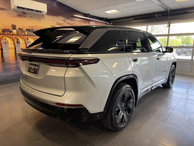 Photo of 2025 Silver Zynith Clearcoat Jeep Wagoneer S