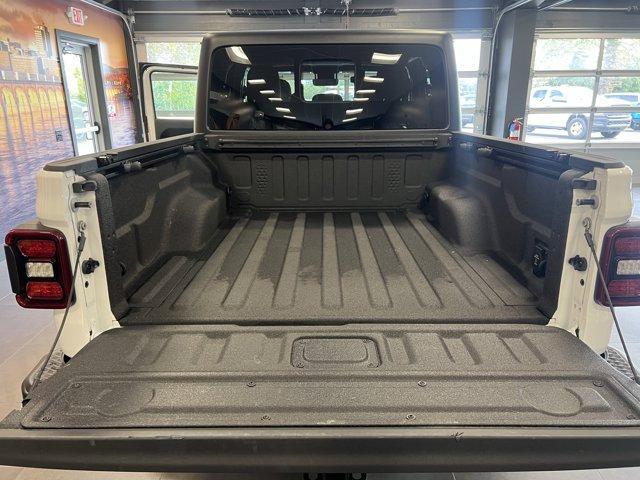 Photo of 2024 Bright White Clearcoat Jeep Gladiator