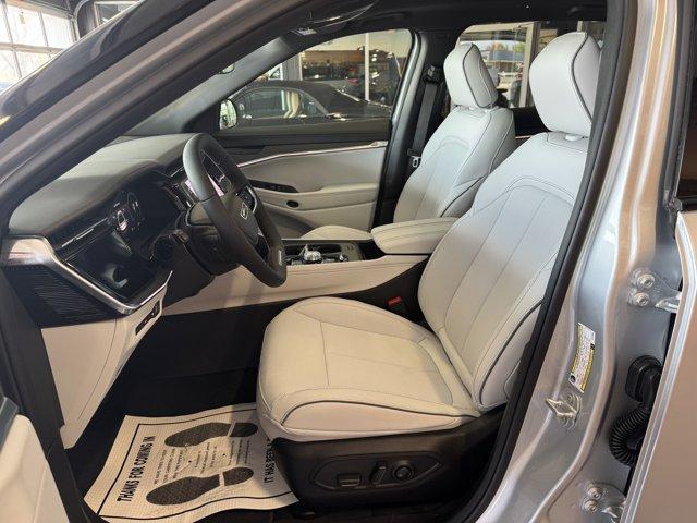 Photo of 2025 Silver Zynith Clearcoat Jeep Wagoneer S