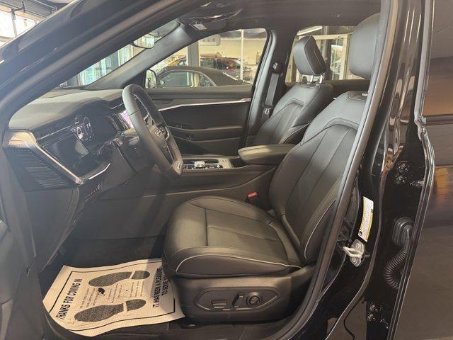 Photo of 2025 Diamond Black Jeep Wagoneer S