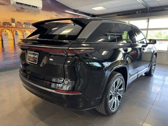 Photo of 2025 Diamond Black Jeep Wagoneer S
