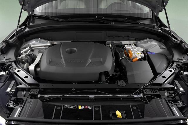 Photo of 2024 Metallic Volvo XC60 Recharge Plug-In Hybrid