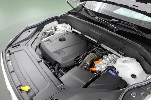 Photo of 2021 Crystal White Metallic Volvo XC90 Recharge Plug-In Hybrid