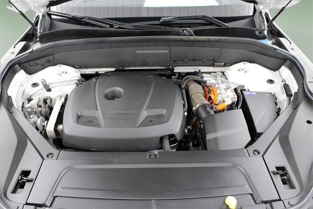 Photo of 2021 Crystal White Metallic Volvo XC90 Recharge Plug-In Hybrid