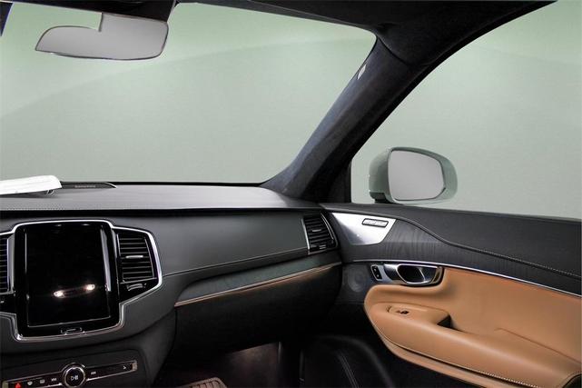 Photo of 2021 Crystal White Metallic Volvo XC90 Recharge Plug-In Hybrid