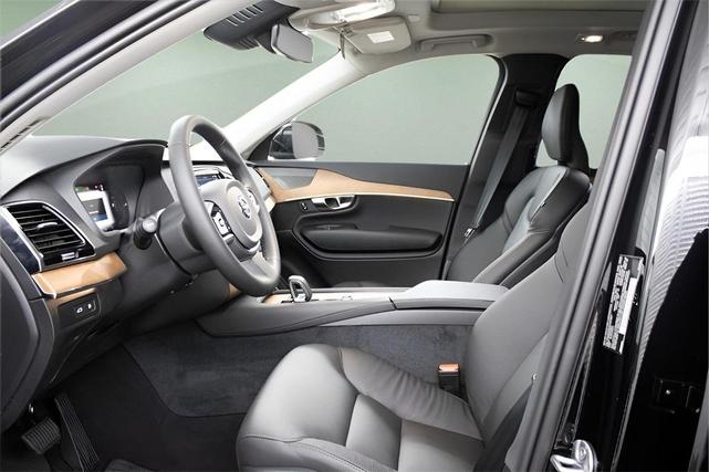 Photo of 2025 Onyx Black Volvo XC90 Plug-In Hybrid