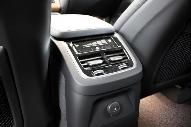 Photo of 2025 Onyx Black Volvo XC90 Plug-In Hybrid