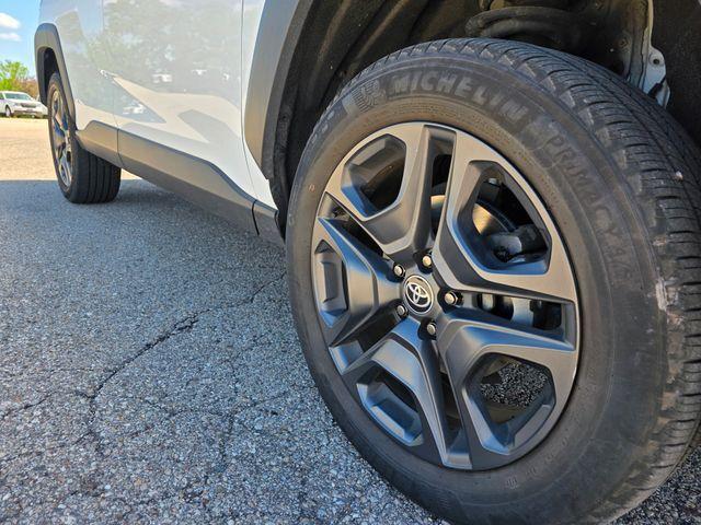 Photo of 2022 Super White Toyota RAV4