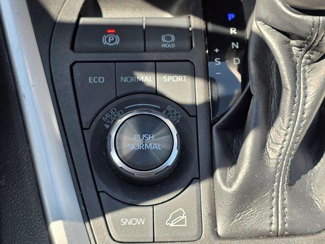 Photo of 2022 Super White Toyota RAV4