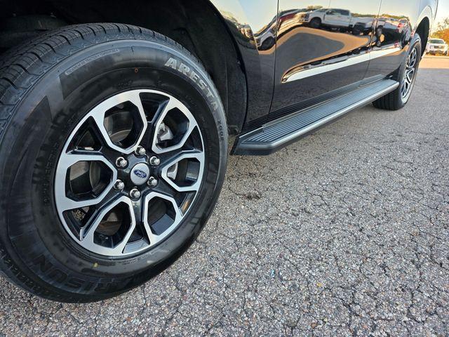 Photo of 2024 Agate Black Metallic Ford Expedition Max