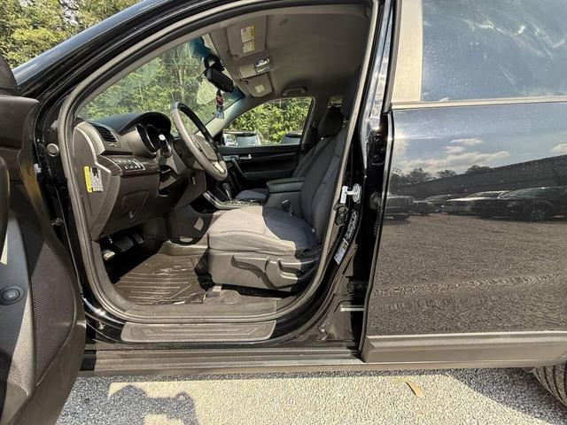 Photo of 2012 Ebony Black Kia Sorento
