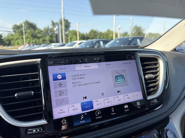 Photo of 2021 Brilliant Black Crystal Pearlcoat Chrysler Pacifica