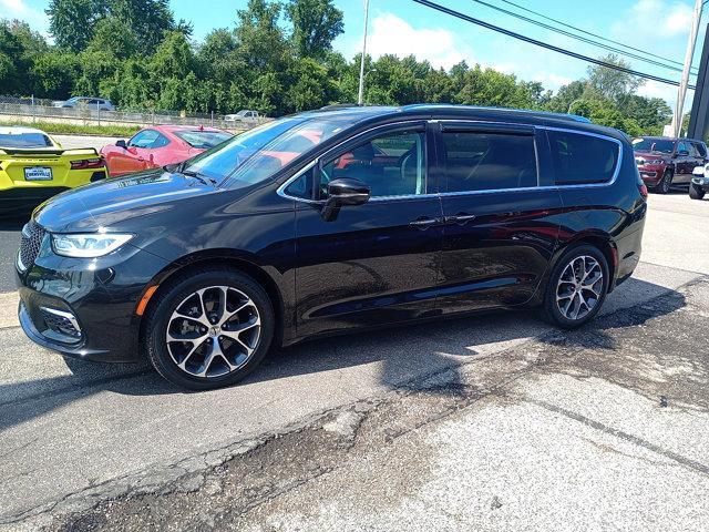 Photo of 2021 Brilliant Black Crystal Pearlcoat Chrysler Pacifica