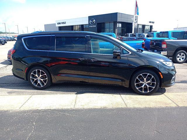 Photo of 2021 Brilliant Black Crystal Pearlcoat Chrysler Pacifica