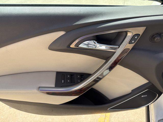 Photo of 2014 White Diamond Tricoat Buick Verano