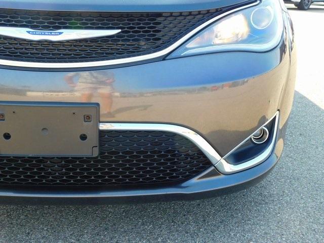 Photo of 2019 Granite Crystal Clearcoat Metallic Chrysler Pacifica