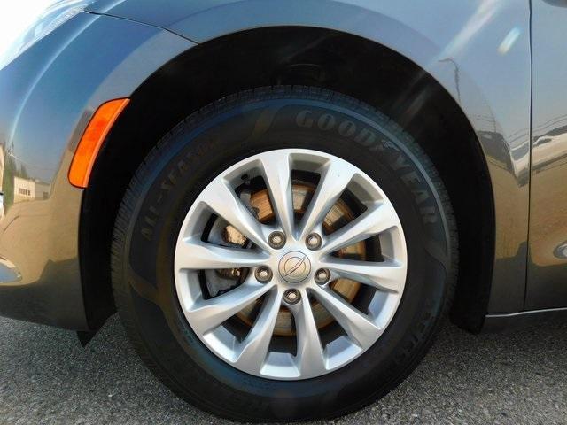 Photo of 2019 Granite Crystal Clearcoat Metallic Chrysler Pacifica