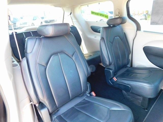 Photo of 2019 Granite Crystal Clearcoat Metallic Chrysler Pacifica