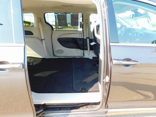 Photo of 2019 Granite Crystal Clearcoat Metallic Chrysler Pacifica