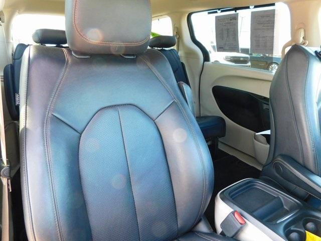 Photo of 2019 Granite Crystal Clearcoat Metallic Chrysler Pacifica