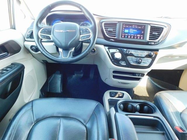 Photo of 2019 Granite Crystal Clearcoat Metallic Chrysler Pacifica