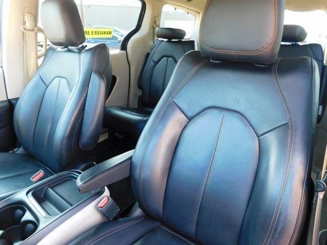 Photo of 2019 Granite Crystal Clearcoat Metallic Chrysler Pacifica