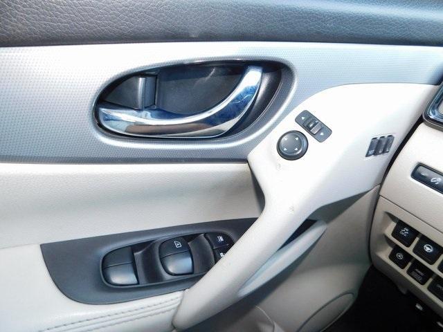 Photo of 2020 White Nissan Rogue Sport