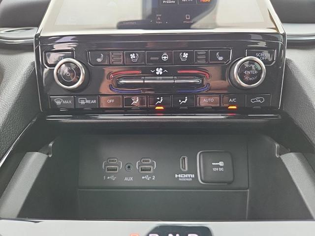 Photo of 2023 Diamond Black Jeep Grand Cherokee