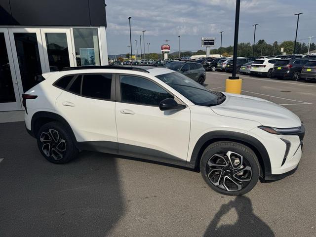 Photo of 2024 Summit White Chevrolet Trax