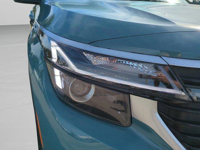 Photo of 2025 Pluton Blue/Black Roof Kia Seltos