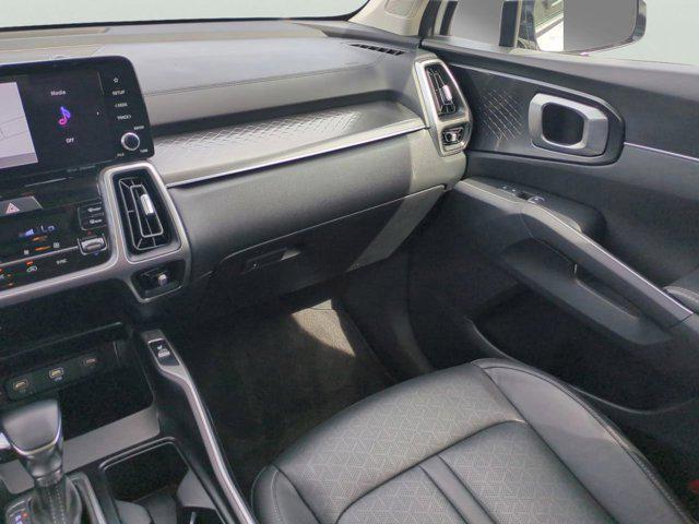 Photo of 2022 Glacial White Pearl Kia Sorento