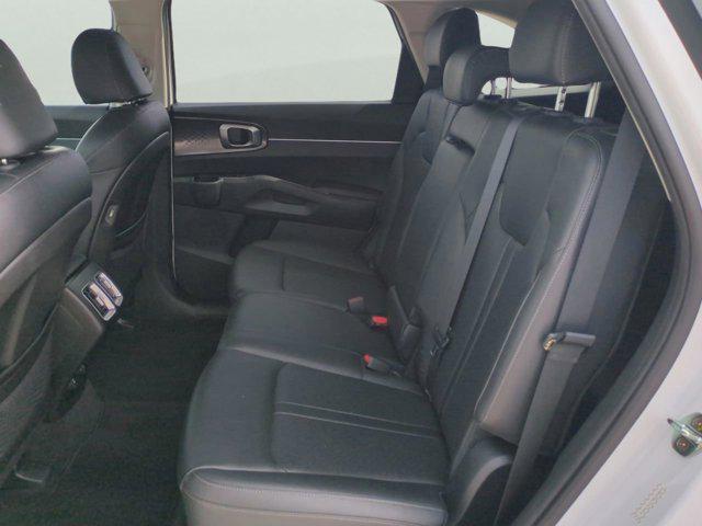Photo of 2022 Glacial White Pearl Kia Sorento