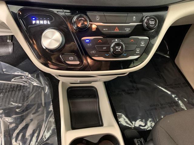 Photo of 2020 Bright White Clearcoat Chrysler Voyager