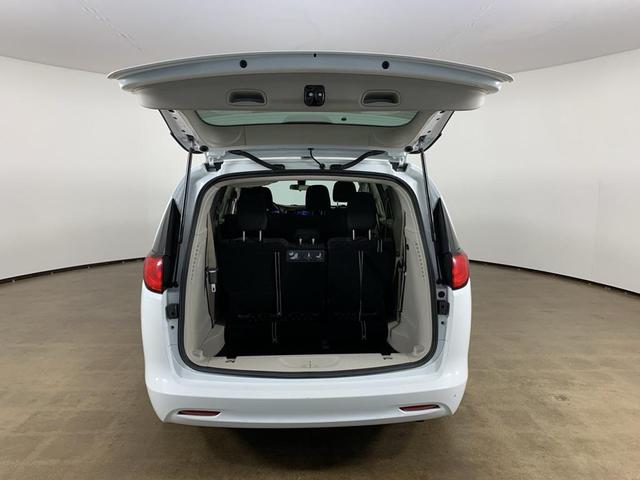 Photo of 2020 Bright White Clearcoat Chrysler Voyager