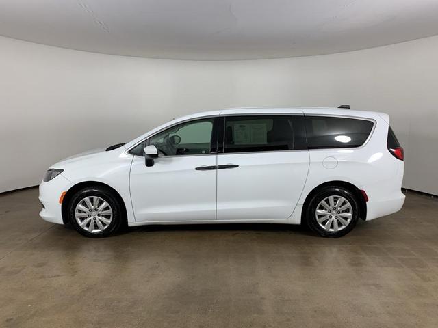 Photo of 2020 Bright White Clearcoat Chrysler Voyager
