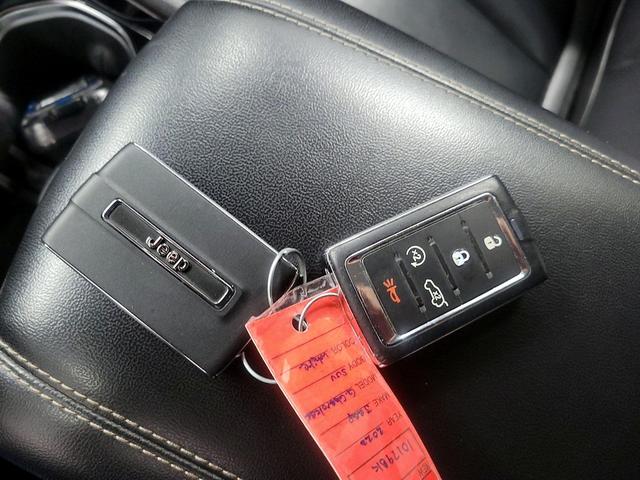 Photo of 2022 White Jeep Grand Cherokee